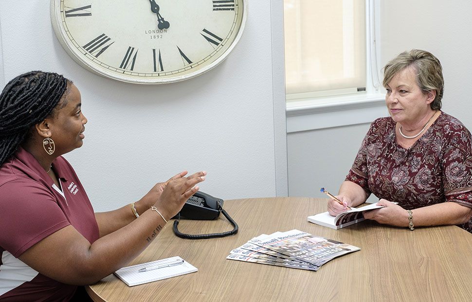 Tracy Irby advising an entrepreneur at Texas Woman's University